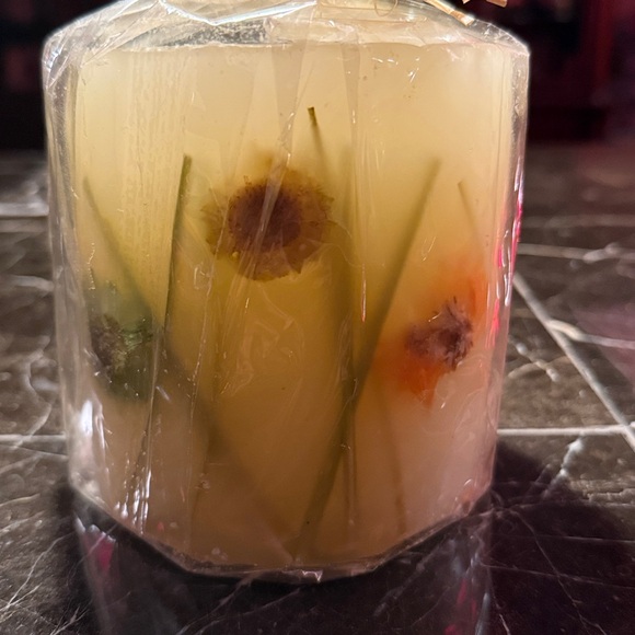 Wrapped candle with embedded decorative elements - Picture 2 of 5
